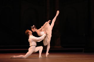 Alina Cojocaru as Aurora and Johan Kobborg as Prince Florimund