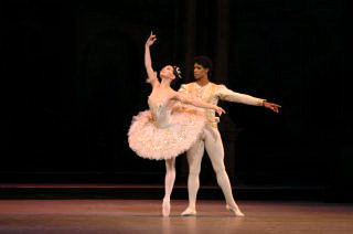 Tamara Rojo as Princess Aurora and Carlos Acosta as Prince Florimund