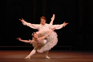 Alina Cojocaru as Aurora and Johan Kobborg as Prince Florimund