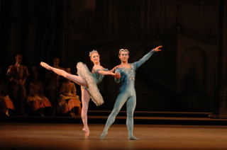 Sarah Lamb as Princess Florine and Yohei Sasaki as the Bluebird