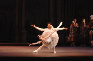 Tamara Rojo as Princess Aurora and Carlos Acosta as Prince Florimund
