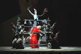 Zenaida Yanowsky as the Black Queen and Alastair Marriott as the Red King
